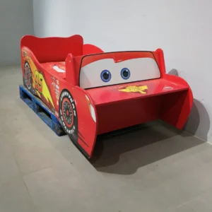 Cama infantil de madera con el diseño de Rayo McQueen en muy buen estado