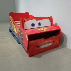 Cama infantil de madera con el diseño de Rayo McQueen en muy buen estado