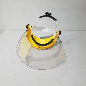 Casco de seguridad con visera transparente procedente de una empresa en cierre