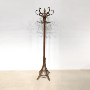 Perchero hecho de madera, perfecto tanto para uso doméstico como profesional