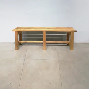 Banco hecho de madera de pino de segunda mano en buen estado