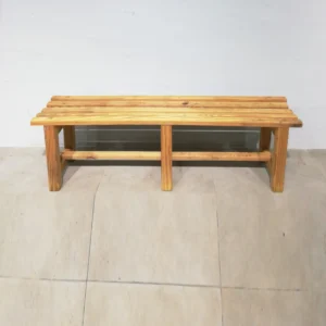 Banco hecho de madera de pino de segunda mano en buen estado