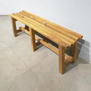Banco hecho de madera de pino de segunda mano en buen estado