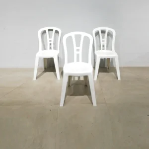 Silla apilable hecha de plástico blanco de gran calidad y resistencia de segunda mano