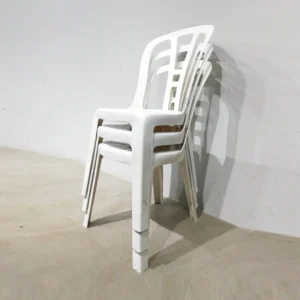 Silla apilable hecha de plástico blanco de gran calidad y resistencia de segunda mano