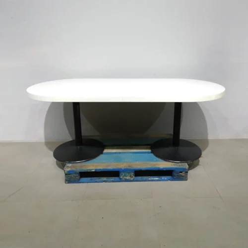 Mesa ovalada de ocasión de melamina blanca y pies de acero procedente de una empresa