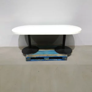Mesa ovalada de ocasión de melamina blanca y pies de acero procedente de una empresa