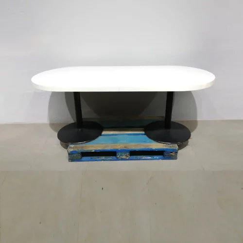 Mesa ovalada de ocasión de melamina blanca y pies de acero procedente de una empresa