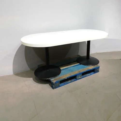 Mesa ovalada de ocasión de melamina blanca y pies de acero procedente de una empresa