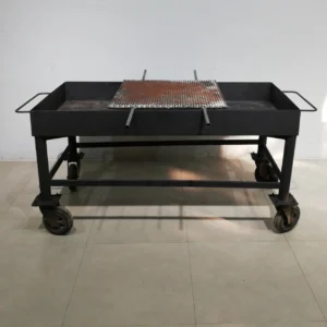 Barbacoa d’ocasió feta de xapa d’acer amb rodes, procedent d'una empresa en tancament.