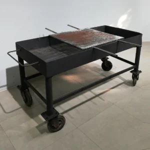 Barbacoa d’ocasió feta de xapa d’acer amb rodes, procedent d'una empresa en tancament.
