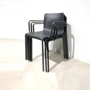 Cadira 58x48x79cm feta de plàstic negre de gran qualitat i resistència de segona mà