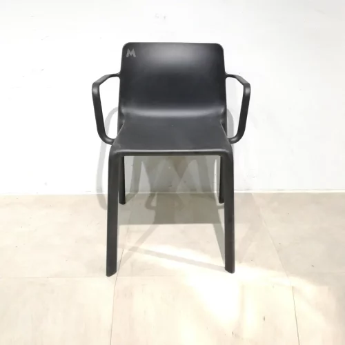 Cadira 58x48x79cm feta de plàstic negre de gran qualitat i resistència de segona mà
