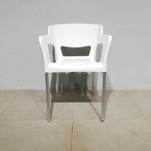 Cadira 56x42x75cm feta de plàstic amb potes de tub d’acer de segona mà