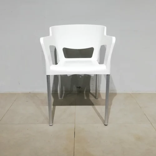 Silla 56x42x75 cm de plástico con patas de tubo de acero, de segunda mano