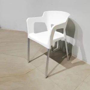 Silla 56x42x75 cm de plástico con patas de tubo de acero, de segunda mano