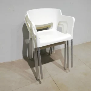 Silla 56x42x75 cm de plástico con patas de tubo de acero, de segunda mano