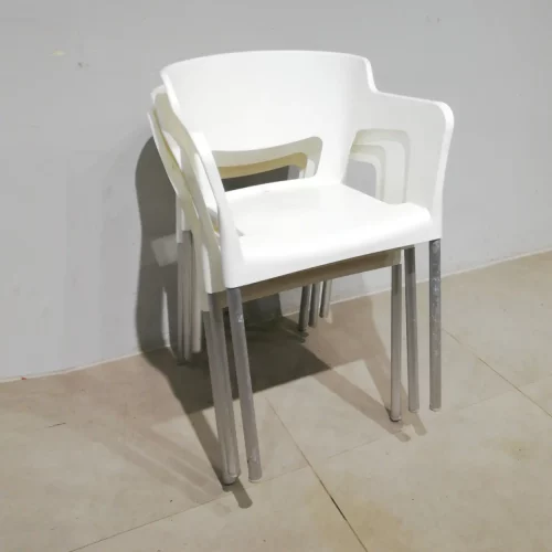 Silla 56x42x75 cm de plástico con patas de tubo de acero, de segunda mano