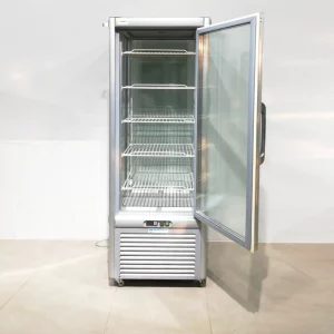 Vitrina refrigerada EUROFRED 400 L. para pastelería procedente de una empresa en cierre