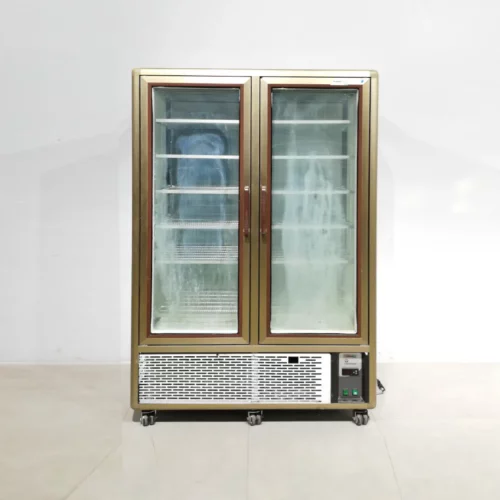 Vitrina refrigerada TECFRIGO per a pastisseria procedent d'una empresa en tancament