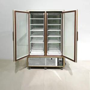 Vitrina refrigerada TECFRIGO per a pastisseria procedent d'una empresa en tancament