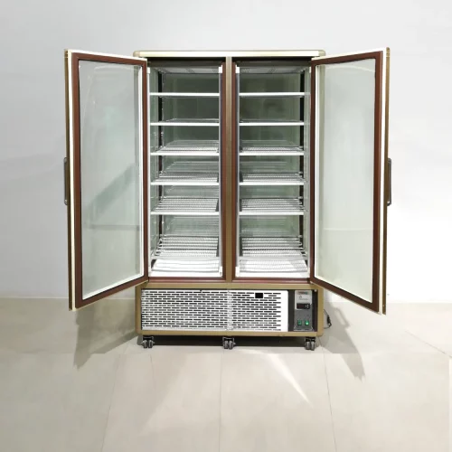 Vitrina refrigerada TECFRIGO per a pastisseria procedent d'una empresa en tancament