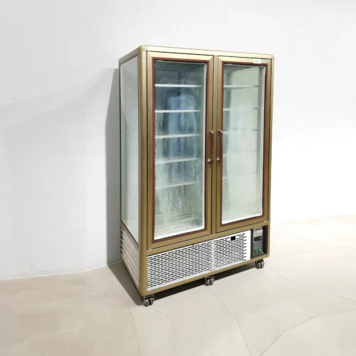 Vitrina refrigerada TECFRIGO per a pastisseria procedent d'una empresa en tancament