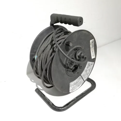 tres amb 4 endolls monofàsics, potència màxima 3500W, 16A, 250V.