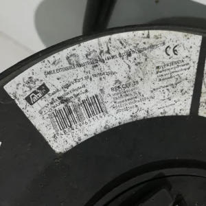 tres amb 4 endolls monofàsics, potència màxima 3500W, 16A, 250V.