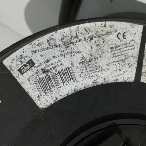 tres amb 4 endolls monofàsics, potència màxima 3500W, 16A, 250V.