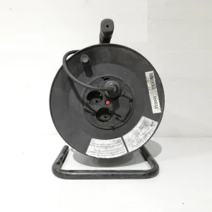 tres amb 4 endolls monofàsics, potència màxima 3500W, 16A, 250V.