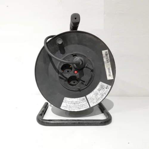 tres amb 4 endolls monofàsics, potència màxima 3500W, 16A, 250V.