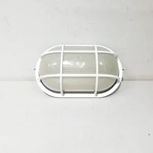 Aplique de pared (18x10x16cm) fabricado en aluminio y vidrio de gran calidad y resistencia