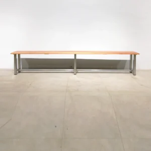 Banco de vestidor de acero y base de madera (250x30x45cm), procedente de una empresa en cierre