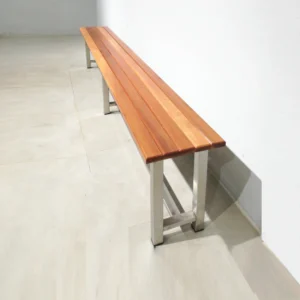 Banco de vestidor de acero y base de madera (250x30x45cm), procedente de una empresa en cierre