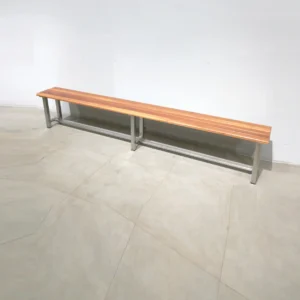 Banco de vestidor de acero y base de madera (250x30x45cm), procedente de una empresa en cierre