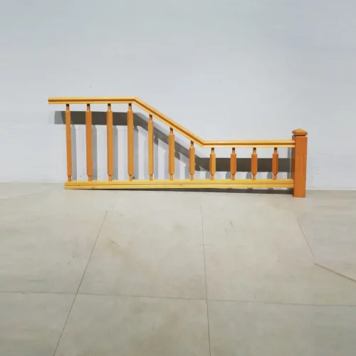 Barana per a escala de fusta de segona mà en bon estat (204x9x73cm)