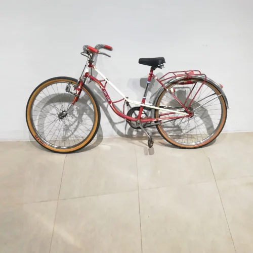 Bicicleta de paseo DERBI de ocasión en buen estado, color rojo/blanco con rueda de ø65cm