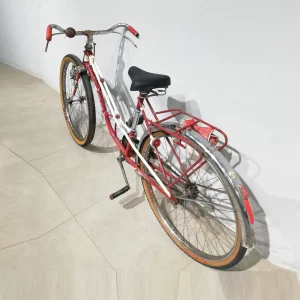 Bicicleta de paseo DERBI de ocasión en buen estado, color rojo/blanco con rueda de ø65cm
