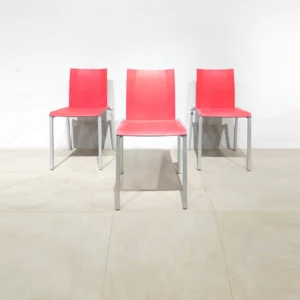 Silla apilable de plástico (42x45x84 cm) roja de ocasión, procedente de una empresa en cierre