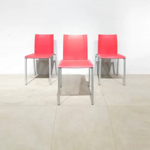 Silla apilable de plástico (42x45x84 cm) roja de ocasión, procedente de una empresa en cierre