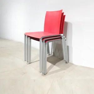 Silla apilable de plástico (42x45x84 cm) roja de ocasión, procedente de una empresa en cierre