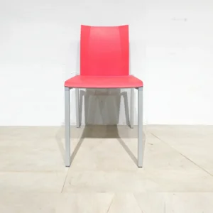Silla apilable de plástico (42x45x84 cm) roja de ocasión, procedente de una empresa en cierre
