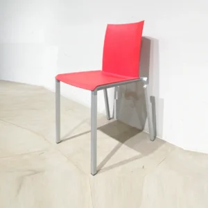Silla apilable de plástico (42x45x84 cm) roja de ocasión, procedente de una empresa en cierre