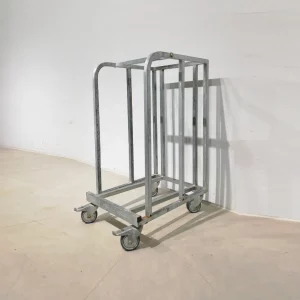 Carro per a transport mercaderies (48x63x100 cm) procedent d'una empresa en tancament
