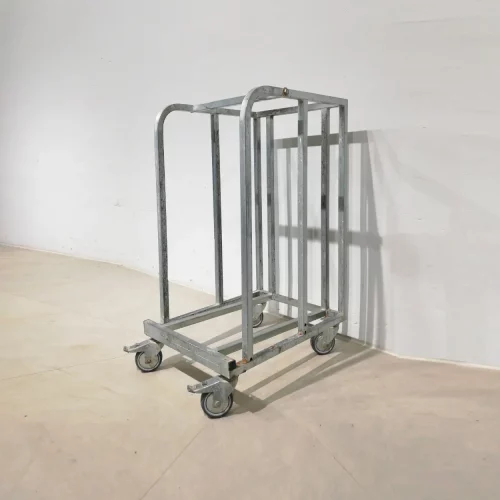 Carro per a transport mercaderies (48x63x100 cm) procedent d'una empresa en tancament