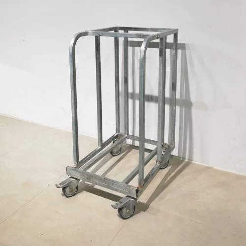 Carro per a transport mercaderies (48x63x100 cm) procedent d'una empresa en tancament