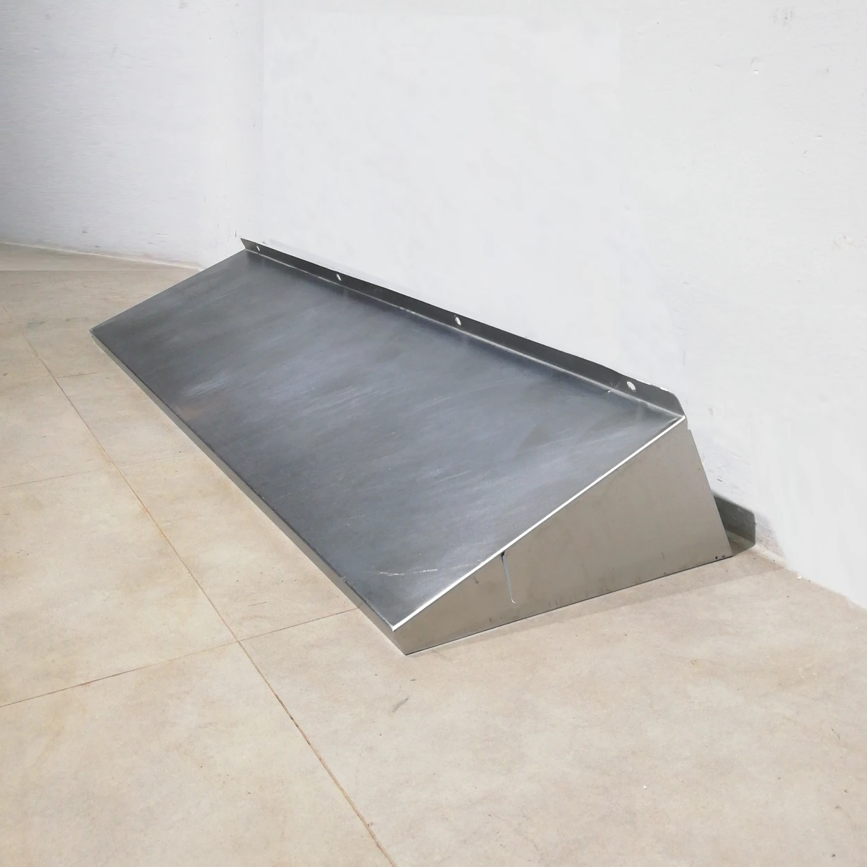 Prestatge d'acer inoxidable de paret (160x40x23cm) de segona mà en bon estat