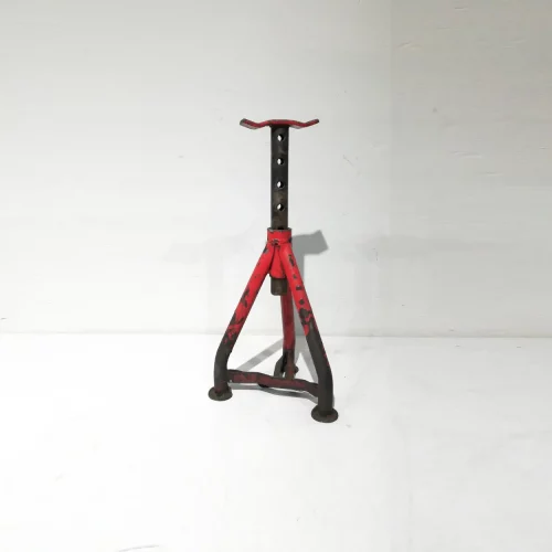Cavallet per a cotxe d'ocasió (27x57cm) procedent d’una empresa en tancament