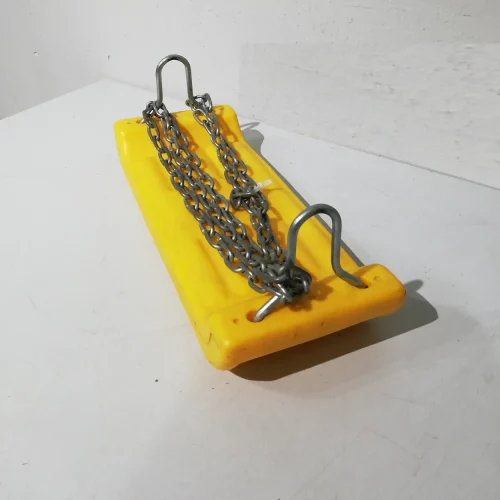 Seient gronxador de plàstic groc amb cadena (41x16x6cm) de segona mà